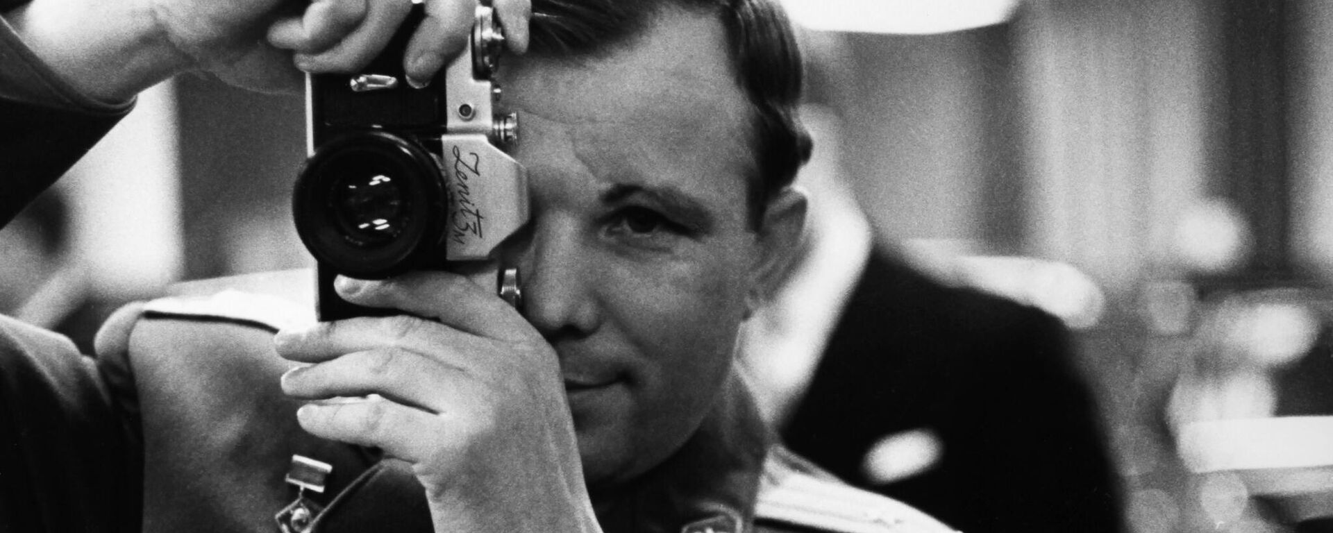 Летчик-космонавт СССР Юрий Гагарин с фотоаппаратом - Sputnik Латвия, 1920, 12.04.2025