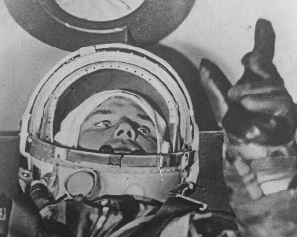 12 апреля 1961 года в 09:07 по московскому времени с космодрома Байконур стартовал космический корабль "Восток" с пилотом–космонавтом Юрием Гагариным на борту. На орбите он сообщал о своих ощущениях, состоянии корабля и наблюдениях. Все свои ощущения и наблюдения он записывал на бортовой магнитофон. 12 апреля 1961 года в 09:07 по московскому времени с космодрома Байконур стартовал космический корабль "Восток" с пилотом–космонавтом Юрием Гагариным на борту. На орбите он сообщал о своих ощущениях, состоянии корабля и наблюдениях. Все свои ощущения и наблюдения он записывал на бортовой магнитофон. - Sputnik Латвия