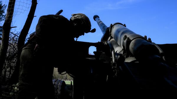 Боевая работа расчета гаубицы М-46 ВС РФ в зоне СВО - Sputnik Латвия