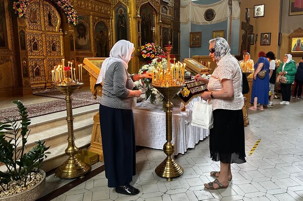 На фото: верующие перед Пасхой в православном храме. На фото: верующие перед Пасхой в православном храме. - Sputnik Латвия