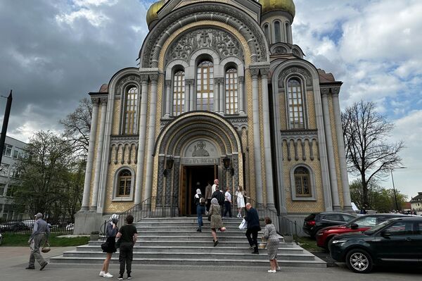 В канонических православных храмах Литве верующие также пришли освятить яйца и куличи. На фото: храм Святых Константина и Михаила в Вильнюсе. В канонических православных храмах Литве верующие также пришли освятить яйца и куличи. На фото: храм Святых Константина и Михаила в Вильнюсе. - Sputnik Латвия