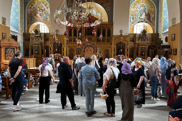 Освящение яиц и куличей перед православной Пасхой происходит днем - после утренней службы и перед праздничной Пасхальной. Освящение яиц и куличей перед православной Пасхой происходит днем - после утренней службы и перед праздничной Пасхальной. - Sputnik Латвия