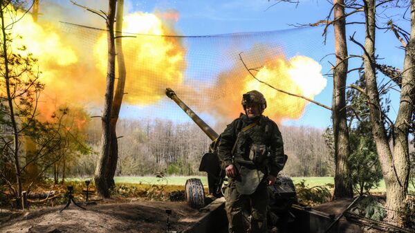 Боевая работа артиллерийского расчета 130-мм гаубицы М-46 30-го мотострелкового полка группировки войск Север ВС РФ - Sputnik Латвия