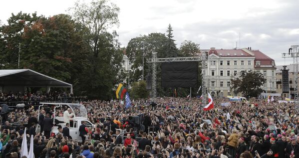 Папа Римский Франциск во время визита в Литву, 22 сентября 2018 года. - Sputnik Латвия