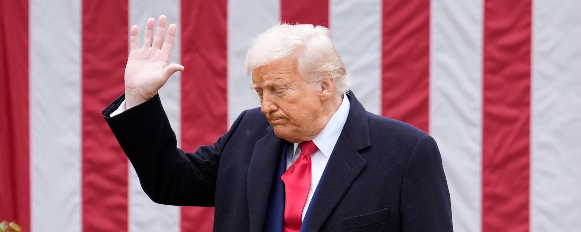 Президент США Трамп объявил о введении пошлин на продукцию других стран - Sputnik Латвия, 1920, 28.04.2025