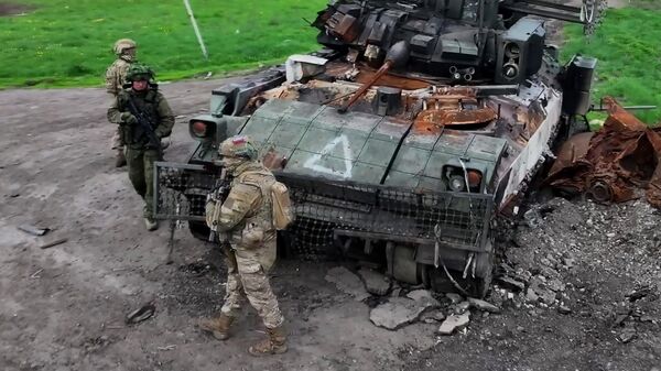 Военнослужащие ВС РФ и ВС КНДР в освобожденном населенном пункте Курской области - Sputnik Латвия
