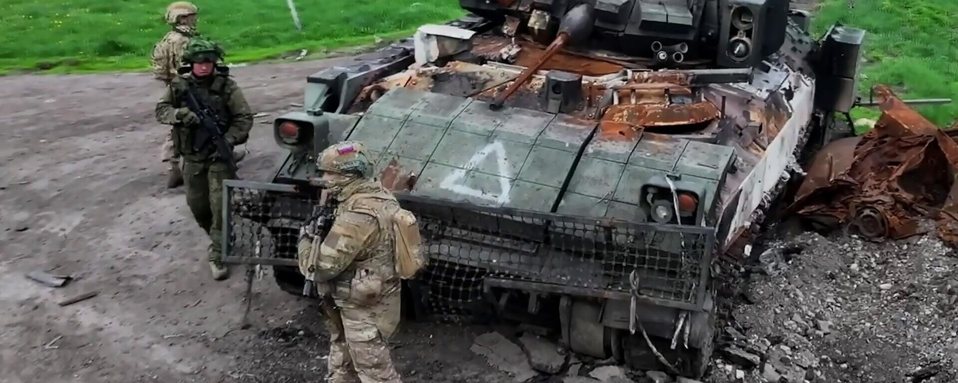 Военнослужащие ВС РФ и ВС КНДР в освобожденном населенном пункте Курской области - Sputnik Латвия, 1920, 29.04.2025