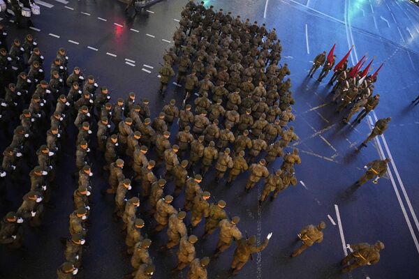 Войска маршируют к Красной площади, чтобы принять участие в репетиции военного парада. - Sputnik Латвия