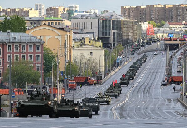 Колонна военной техники на репетиции парада.  - Sputnik Латвия