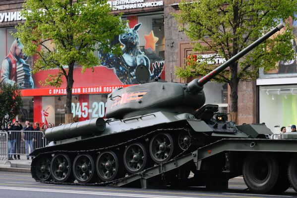 Танк Т-34-85 на репетиции парада в Москве.  - Sputnik Латвия