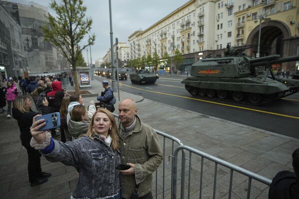 Люди делают селфи на фоне военной техники. - Sputnik Латвия