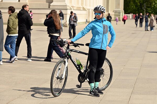Участники мероприятия подчеркнули, что езда на велосипеде также вносит значительный вклад в создание более зеленого города: снижает интенсивность движения автотранспорта, уровень загрязнения и шума, а также способствует более здоровому образу жизни жителей Вильнюса. - Sputnik Латвия