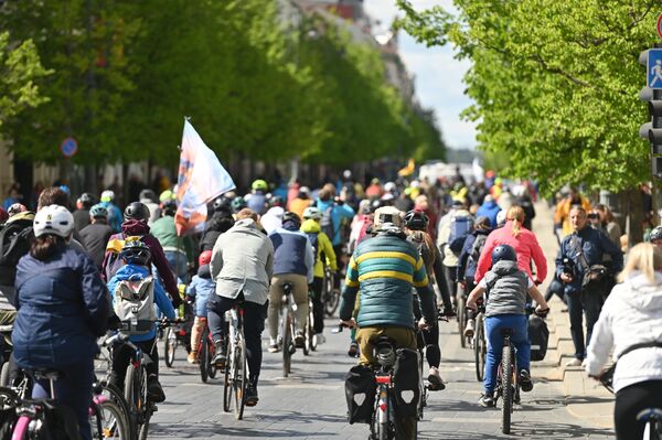 Велопарад стартовал на Кафедральной площади, рядом с колокольней. - Sputnik Латвия