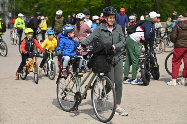 От Кафедральной площади колонна велосипедистов проехала по самым зеленым улицам Вильнюса и финишировала возле пляжа Валакампяй. - Sputnik Латвия