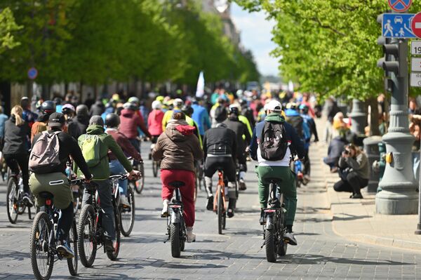 На фото: участники велопарада в Вильнюсе. - Sputnik Латвия