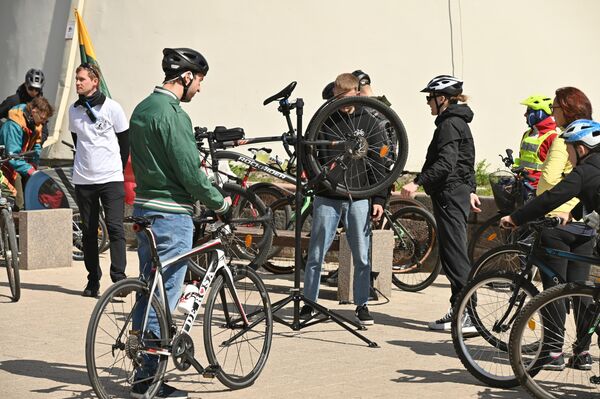 В этом году велопарад проходил вместе с инициативой &quot;Вильнюс — зеленая столица Европы 2025&quot;, чтобы подчеркнуть, что это не только поездки для развлечений, но и символическое начало активной, рациональной и здоровой жизни в теплое время года. - Sputnik Латвия