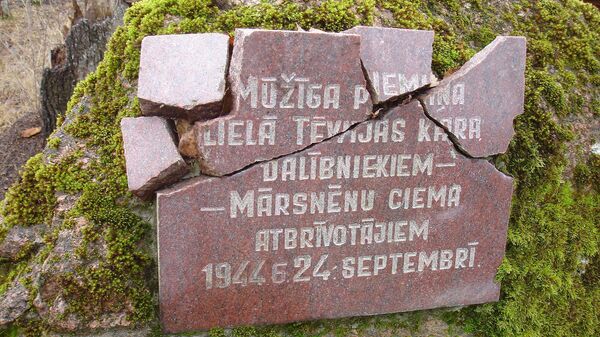 В Латвии снесен очередной памятник советским воинам у хутора Леймани под поселком Старты волости Марснену Цесисского края - Sputnik Латвия