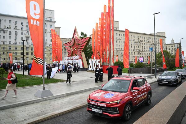 Старт проезда автоколонны патриотического проекта &quot;Города-герои – города героев&quot; на площади Дорогомиловская Застава в Москве. - Sputnik Латвия