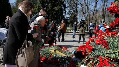 Возложение цветов к монументу "Павшим во Второй мировой войне" на Военном кладбище в Таллине в День 76-й годовщины Победы в Великой Отечественной войне