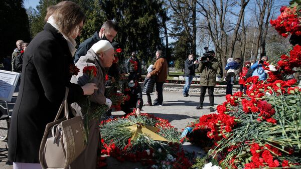Возложение цветов в День Победы - Sputnik Латвия