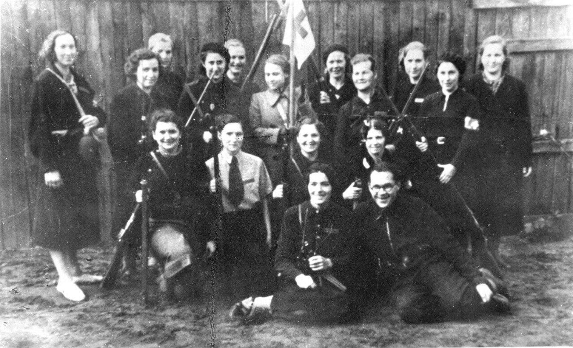 Санитарный взвод 2-го батальона Рабочей гвардии, осень 1940 г. Мужчина в первом ряду – К.Годкалнс - Sputnik Латвия, 1920, 07.05.2025
