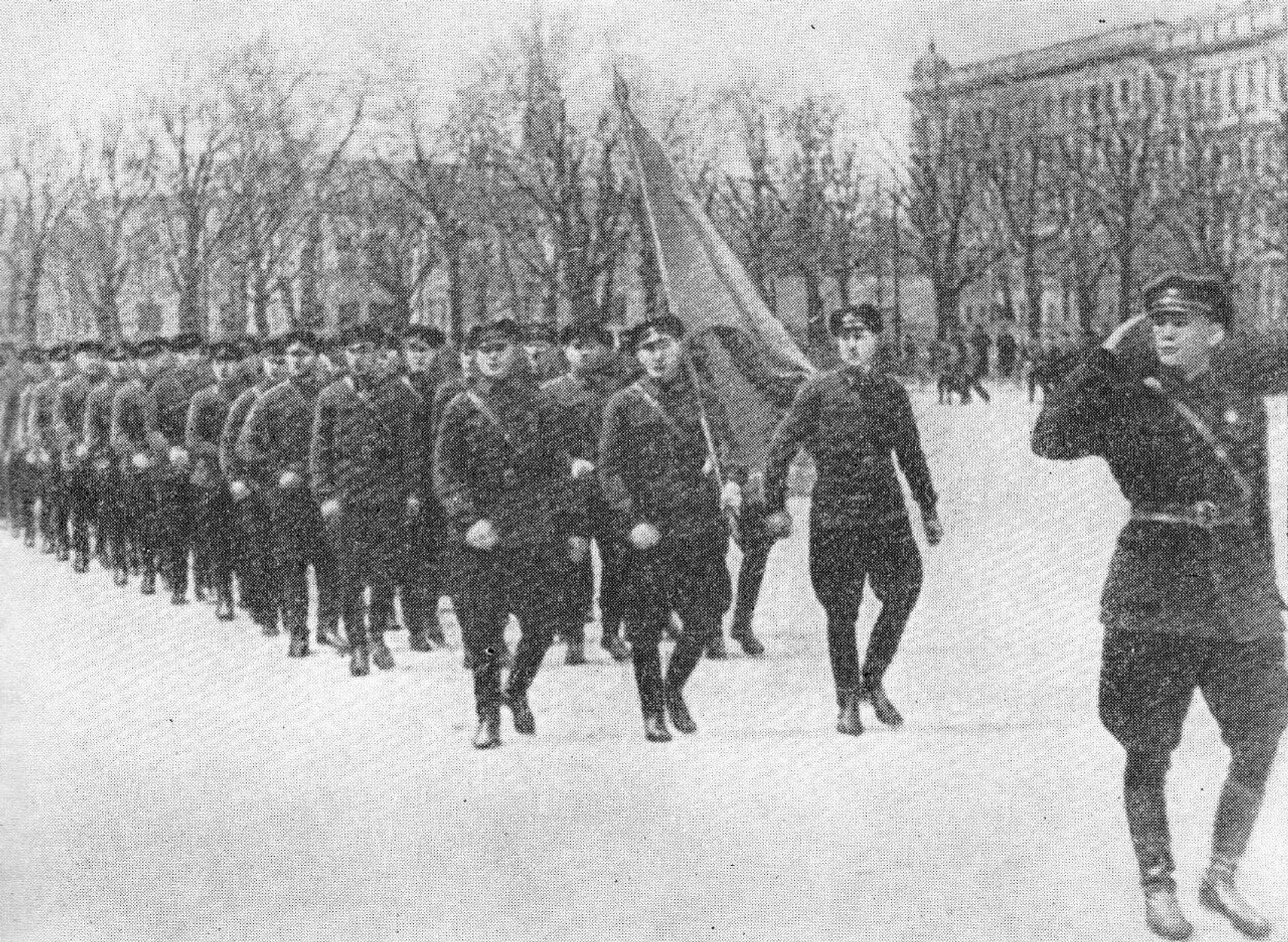 Парад батальонов Рабочей гвардии в Риге на Эспланаде в мае 1941 года. Впереди командир батальона А.Нарбатович - Sputnik Латвия, 1920, 07.05.2025