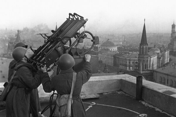 30 сентября 1941-го началась битва за Москву – одно из самых кровопролитных сражений Великой Отечественной. Гитлеровцам удалось вплотную подойти к столице. На фото: советские зенитчики на крыше гостиницы "Москва". 30 сентября 1941-го началась битва за Москву – одно из самых кровопролитных сражений Великой Отечественной. Гитлеровцам удалось вплотную подойти к столице. На фото: советские зенитчики на крыше гостиницы "Москва". - Sputnik Латвия