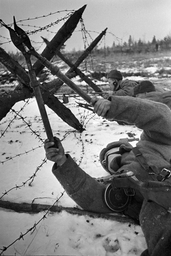 Но 5 декабря 1941 года Красная армия перешла в контрнаступление по всему фронту под Москвой и отбросила немецкие войска на 150-300 километров от столицы. Битва, завершившаяся 20 апреля 1942 года, стала одним из переломных моментов войны. Фактически это было первое крупное поражение гитлеровцев во Второй мировой, означавшее полный крах плана молниеносной войны.На фото: саперы-разведчики В.Драчев, П.Кайгородов и И.Аксенов готовят проходы в немецких заграждениях. Но 5 декабря 1941 года Красная армия перешла в контрнаступление по всему фронту под Москвой и отбросила немецкие войска на 150-300 километров от столицы. Битва, завершившаяся 20 апреля 1942 года, стала одним из переломных моментов войны. Фактически это было первое крупное поражение гитлеровцев во Второй мировой, означавшее полный крах плана молниеносной войны.На фото: саперы-разведчики В.Драчев, П.Кайгородов и И.Аксенов готовят проходы в немецких заграждениях. - Sputnik Латвия