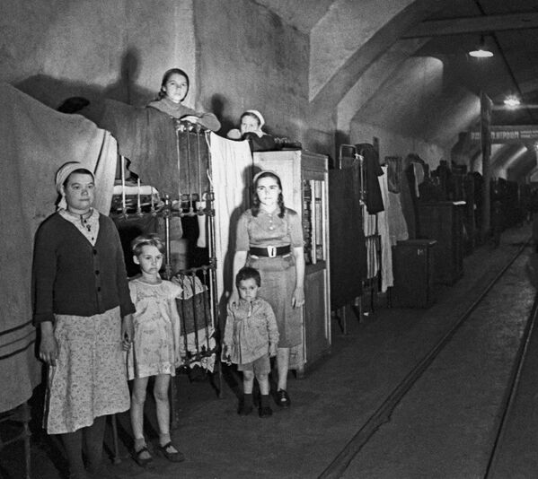 Первая вражеская мина упала на Севастополь 22 июня 1941 года в три часа ночи. Чтобы подойти к городу, армии вермахта понадобилось несколько месяцев – героическая оборона Севастополя началась 30 октября 1941-го и продолжалась долгие восемь месяцев. В решающее наступление фашисты перешли 7 июня 1942 года, на город ежедневно сбрасывали по четыре тысячи бомб – но занять Севастополь им удалось лишь в июле.В борьбе за город армия вермахта потеряла до 300 тысяч человек, безвозвратные потери советских войск составили около 157 тысяч человек.На фото: женщины и дети в общежитии Спецкомбината № 2, оборудованном в Севастопольских штольнях. Работницы комбината выпускали партию продукции для защитников города: меховые и ватные телогрейки, шапки-ушанки, рукавицы, нательное белье, брезентовые ведра для кораблей и др. Здесь также располагались школа, детский сад и ясли, клуб. Первая вражеская мина упала на Севастополь 22 июня 1941 года в три часа ночи. Чтобы подойти к городу, армии вермахта понадобилось несколько месяцев – героическая оборона Севастополя началась 30 октября 1941-го и продолжалась долгие восемь месяцев. В решающее наступление фашисты перешли 7 июня 1942 года, на город ежедневно сбрасывали по четыре тысячи бомб – но занять Севастополь им удалось лишь в июле.В борьбе за город армия вермахта потеряла до 300 тысяч человек, безвозвратные потери советских войск составили около 157 тысяч человек.На фото: женщины и дети в общежитии Спецкомбината № 2, оборудованном в Севастопольских штольнях. Работницы комбината выпускали партию продукции для защитников города: меховые и ватные телогрейки, шапки-ушанки, рукавицы, нательное белье, брезентовые ведра для кораблей и др. Здесь также располагались школа, детский сад и ясли, клуб. - Sputnik Латвия