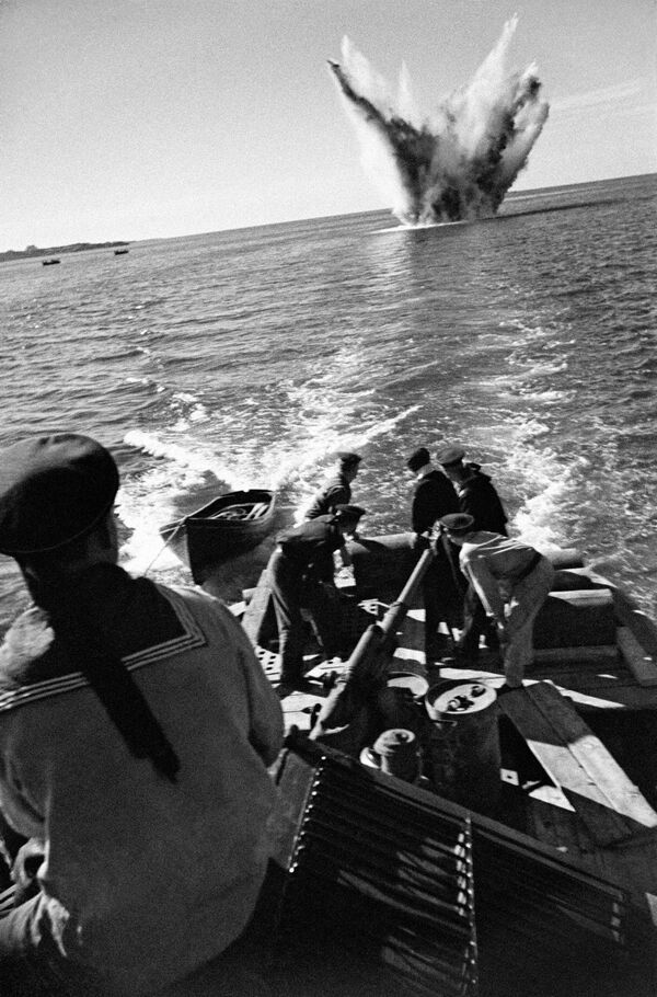 Ровно за год до Победы, 9 мая 1944 года, в ходе Крымской наступательной операции советские войска освободили Севастополь.На фото: советский сторожевой катер типа МО-4 Черноморского флота проводит контрольное бомбометание глубинными бомбами ББ-1 на входе в Северную бухту Севастополя, расчищая фарватер от немецких морских мин. Ровно за год до Победы, 9 мая 1944 года, в ходе Крымской наступательной операции советские войска освободили Севастополь.На фото: советский сторожевой катер типа МО-4 Черноморского флота проводит контрольное бомбометание глубинными бомбами ББ-1 на входе в Северную бухту Севастополя, расчищая фарватер от немецких морских мин. - Sputnik Латвия