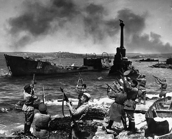 1 мая 1945 года Севастополь в числе первых – наряду с Ленинградом, Сталинградом и Одессой – был провозглашен городом-героем. Официально в качестве государственной награды звание установлено 8 мая 1965 года Указом Президиума Верховного Совета СССР.На фото: освобожденный Севастополь, май 1944 года 1 мая 1945 года Севастополь в числе первых – наряду с Ленинградом, Сталинградом и Одессой – был провозглашен городом-героем. Официально в качестве государственной награды звание установлено 8 мая 1965 года Указом Президиума Верховного Совета СССР.На фото: освобожденный Севастополь, май 1944 года - Sputnik Латвия