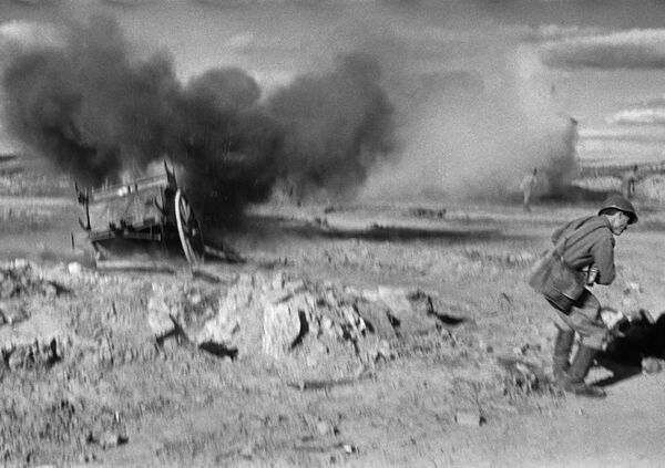 Ржевская битва началась 8 января 1942 года. Это четыре наступательные операции против армии "Центр". Бои подо Ржевом стали одним из самых кровавых эпизодов войны – за что эти военные действия еще называют Ржевской мясорубкой.На фото: бойцы подразделения лейтенанта Логачева ведут бой за деревню Гридино под Ржевом. Ржевская битва началась 8 января 1942 года. Это четыре наступательные операции против армии "Центр". Бои подо Ржевом стали одним из самых кровавых эпизодов войны – за что эти военные действия еще называют Ржевской мясорубкой.На фото: бойцы подразделения лейтенанта Логачева ведут бой за деревню Гридино под Ржевом. - Sputnik Латвия
