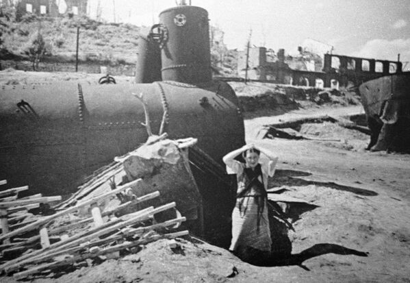 Сталинградская битва, изменившая историю и переломившая ход всей Второй мировой войны, продлилась с 17 июля 1942 года по 2 февраля 1943-го. Многие историки считают ее одной из самых кровавых в истории человечества.На фото: жительница города у своего подземного укрытия на берегу Волги после фашистской бомбардировки, август 1942 года. Сталинградская битва, изменившая историю и переломившая ход всей Второй мировой войны, продлилась с 17 июля 1942 года по 2 февраля 1943-го. Многие историки считают ее одной из самых кровавых в истории человечества.На фото: жительница города у своего подземного укрытия на берегу Волги после фашистской бомбардировки, август 1942 года. - Sputnik Латвия