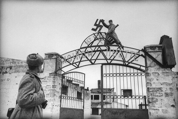 Если в 1941-1942 годах немецким войскам понадобилось 250 суток, чтобы овладеть героически защищавшимся Севастополем, то в 1944 году для освобождения всего Крымского полуострова советским войскам хватило всего 35 суток.На фото: бойцы сбрасывают свастику на заводе Войкова в Керчи. Если в 1941-1942 годах немецким войскам понадобилось 250 суток, чтобы овладеть героически защищавшимся Севастополем, то в 1944 году для освобождения всего Крымского полуострова советским войскам хватило всего 35 суток.На фото: бойцы сбрасывают свастику на заводе Войкова в Керчи. - Sputnik Латвия