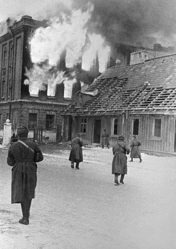 На следующий день после завершения операции "Багратион", 30 августа 1944 года, началась Сероцкая наступательная операция. В ходе операции, продолжавшейся до 2 ноября, захватили и удержали крупный плацдарм в районе городов Пултуск и Сероцк. Этот плацдарм стал исходным рубежом для наступления Красной Армии в Восточно-Прусской операции в январе 1945 года. На фото: бои на улицах Пултуска. На следующий день после завершения операции "Багратион", 30 августа 1944 года, началась Сероцкая наступательная операция. В ходе операции, продолжавшейся до 2 ноября, захватили и удержали крупный плацдарм в районе городов Пултуск и Сероцк. Этот плацдарм стал исходным рубежом для наступления Красной Армии в Восточно-Прусской операции в январе 1945 года. На фото: бои на улицах Пултуска. - Sputnik Латвия