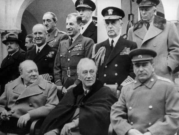 Одним из важнейших событий 1945 года стала прошедшая с 4 по 11 февраля Ялтинская (Крымская) конференция, на которой лидеры стран антигитлеровской коалиции обсуждали свои сферы влияния после окончательной победы над Германией. В эти дни была определена граница между БССР и Польшей.На фото: в первом ряду (сидят): премьер-министр Великобритании Уинстон Черчилль, президент США Франклин Делано Рузвельт и маршал СССР Иосиф Виссарионович Сталин (слева направо) перед началом одного из заседаний. Стоят: министр иностранных дел Великобритании Энтони Иден, государственный секретарь США Эдвард Стеттиниус, американский военачальник Омар Нельсон Брэдли, народный комиссар иностранных дел СССР Вячеслав Михайлович Молотов. Одним из важнейших событий 1945 года стала прошедшая с 4 по 11 февраля Ялтинская (Крымская) конференция, на которой лидеры стран антигитлеровской коалиции обсуждали свои сферы влияния после окончательной победы над Германией. В эти дни была определена граница между БССР и Польшей.На фото: в первом ряду (сидят): премьер-министр Великобритании Уинстон Черчилль, президент США Франклин Делано Рузвельт и маршал СССР Иосиф Виссарионович Сталин (слева направо) перед началом одного из заседаний. Стоят: министр иностранных дел Великобритании Энтони Иден, государственный секретарь США Эдвард Стеттиниус, американский военачальник Омар Нельсон Брэдли, народный комиссар иностранных дел СССР Вячеслав Михайлович Молотов. - Sputnik Латвия