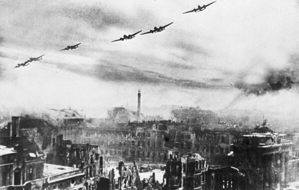 Берлинская операция продолжалась 17 дней – с 16 апреля по 2 мая 1945 года, за этот период советские войска продвинулись на запад на расстояние от 100 до 220 километров.На фото: воздушная операция ВВС Красной армии "Салют", проведенная с целью нанесения массированных ударов по Берлину. Берлинская операция продолжалась 17 дней – с 16 апреля по 2 мая 1945 года, за этот период советские войска продвинулись на запад на расстояние от 100 до 220 километров.На фото: воздушная операция ВВС Красной армии "Салют", проведенная с целью нанесения массированных ударов по Берлину. - Sputnik Латвия