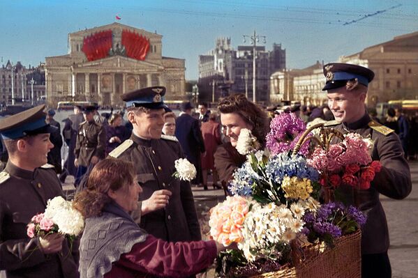 9 мая 1945 года – День Победы. Советские летчики на площади Революции в Москве. 9 мая 1945 года – День Победы. Советские летчики на площади Революции в Москве. - Sputnik Латвия