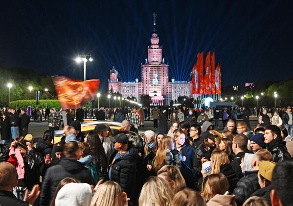 Жители Москвы после праздничного салюта в Москве в честь Дня Победы Жители Москвы после праздничного салюта в Москве в честь Дня Победы - Sputnik Латвия