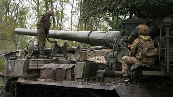 Расчет САУ Малка ВС РФ на огневой позиции в зоне СВО - Sputnik Латвия