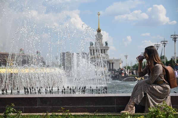 Отдыхающие на ВДНХ  - Sputnik Латвия