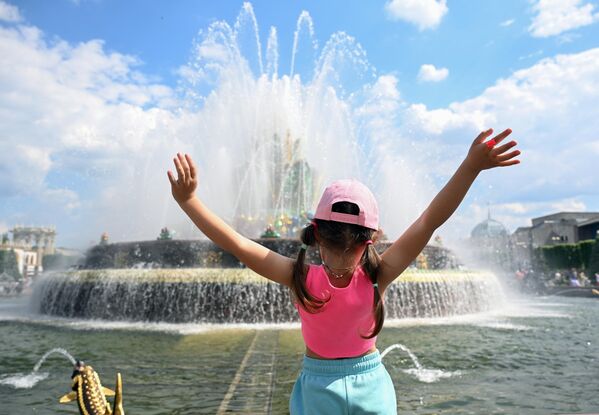 Девочка стоит около фонтана на ВДНХ  - Sputnik Латвия