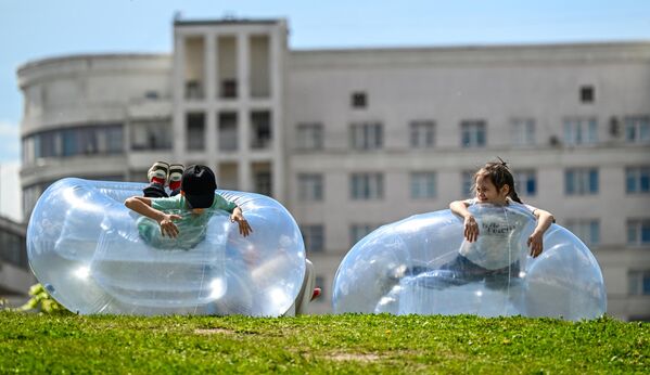 Дети гуляют в парке &quot;Ходынское поле&quot; - Sputnik Латвия