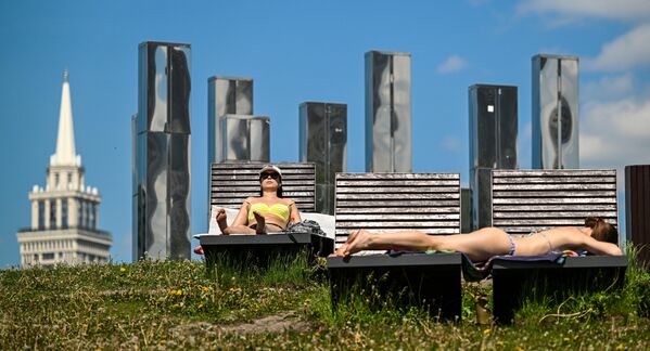 Девушки загорают в парке &quot;Ходынское поле&quot; - Sputnik Латвия