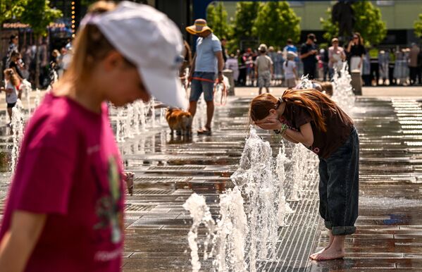 Дети у фонтанов в парке &quot;Ходынское поле&quot; - Sputnik Латвия