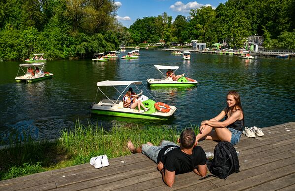 Горожане отдыхают около Голицынского пруда в парке Горького - Sputnik Латвия