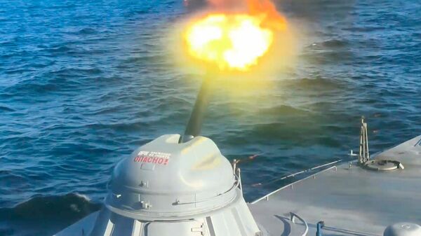 Малые десантные корабли ВМФ РФ провели боевое учение в Балтийском море - Sputnik Латвия