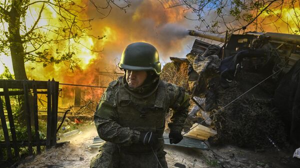 Боевая работа расчета пушки 2С5 Гиацинт-С группировки войск Центр на Красноармейском направлении СВО - Sputnik Латвия
