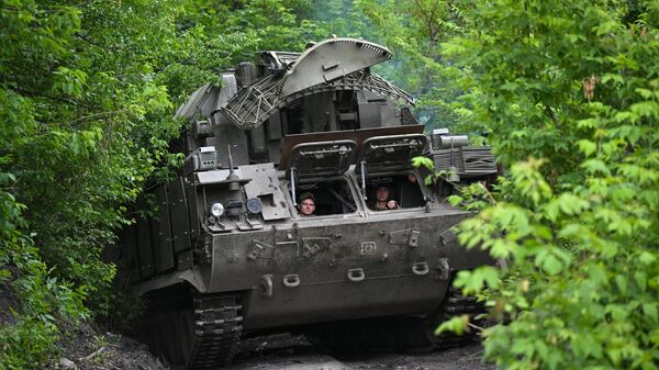 Боевая работа расчета ЗРК Тор-М1 ВС России в зоне СВО - Sputnik Латвия