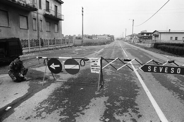 Диоксиновая катастрофа в Севезо – в июле 1976 года в итальянском Севезо произошла промышленная авария, в ходе которой местный химический завод перегрелся и выпустил облако токсичных газов в жилой район. Сразу же после аварии не погиб ни один человек, но в дальнейшем она привела к увеличению раковых заболеваний в регионе. Диоксиновая катастрофа в Севезо – в июле 1976 года в итальянском Севезо произошла промышленная авария, в ходе которой местный химический завод перегрелся и выпустил облако токсичных газов в жилой район. Сразу же после аварии не погиб ни один человек, но в дальнейшем она привела к увеличению раковых заболеваний в регионе. - Sputnik Латвия